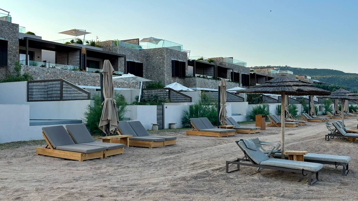 W Costa Navarino - Beach Facilities